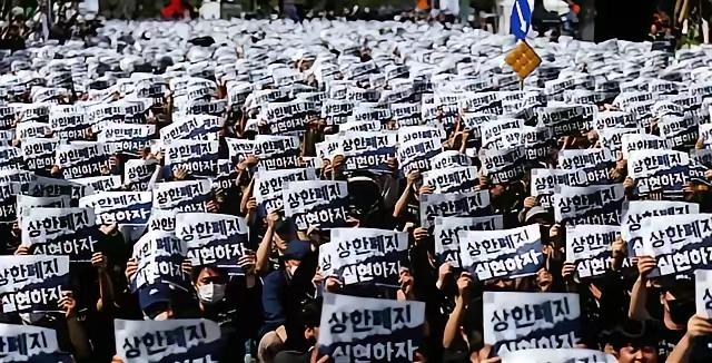 三星那4.8万人的大罢工，眼看就要掐断全球芯片供应链，结果被硬生生按下了暂停键。