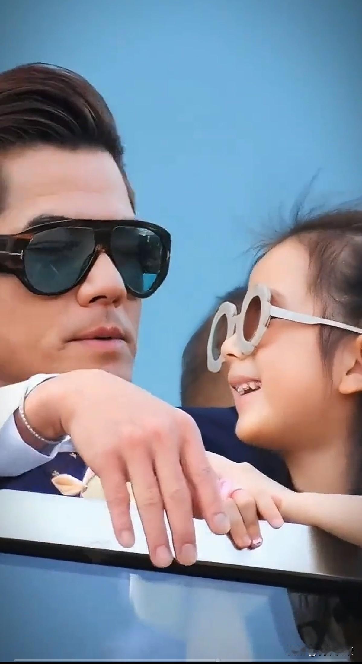 无论你是叱咤风云的天王巨星，还是普通的平民百姓，在女儿面前一律化成绕指柔。