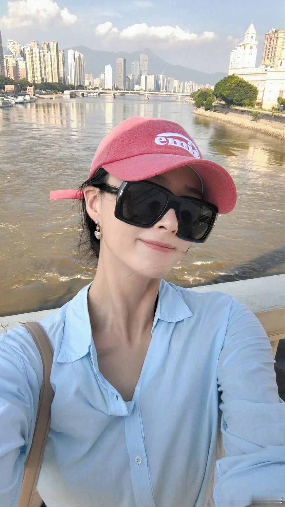 谁敢信蒋欣穿的是同一件衬衫蒋欣胖则珠圆玉润，瘦则亭亭玉立，人美，则胖瘦皆宜蒋欣