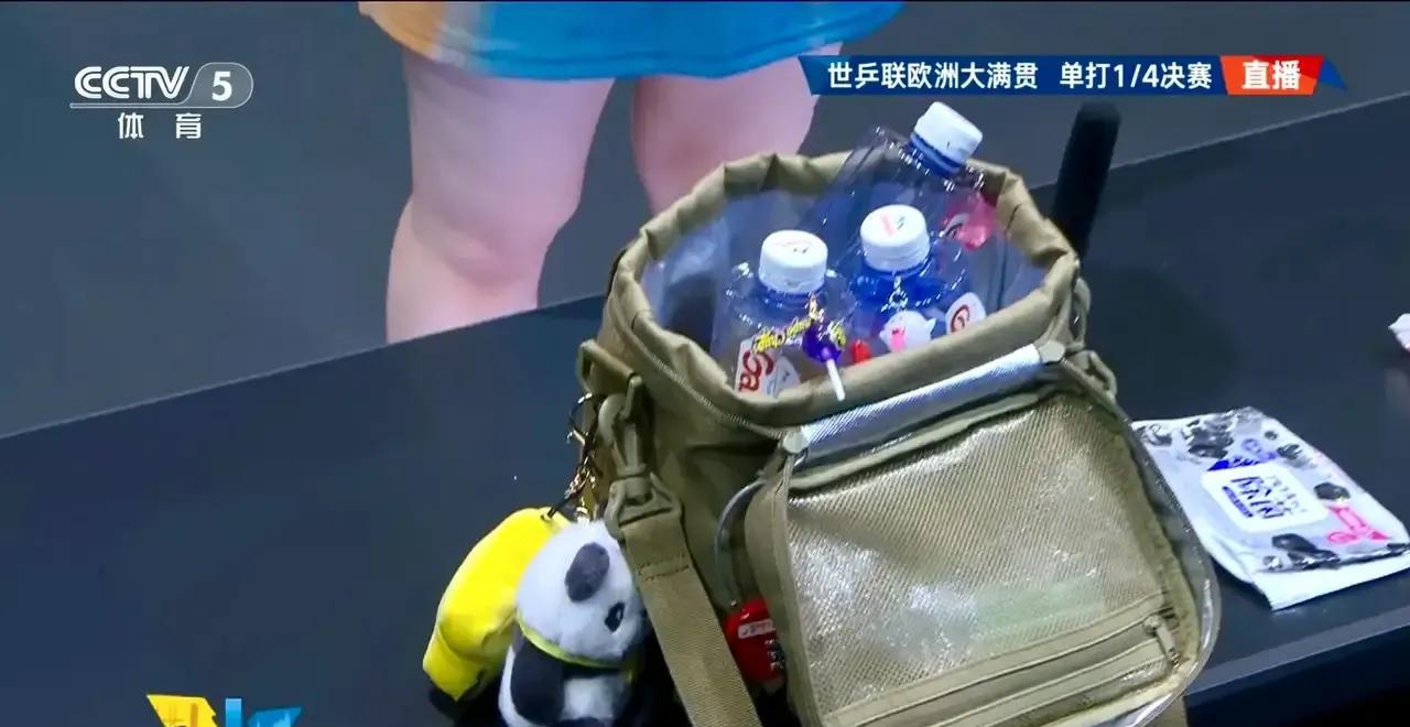 没想到，这个熊猫配饰，伊藤美诚还挂在她的比赛用包上……没错的话，那是2022年成