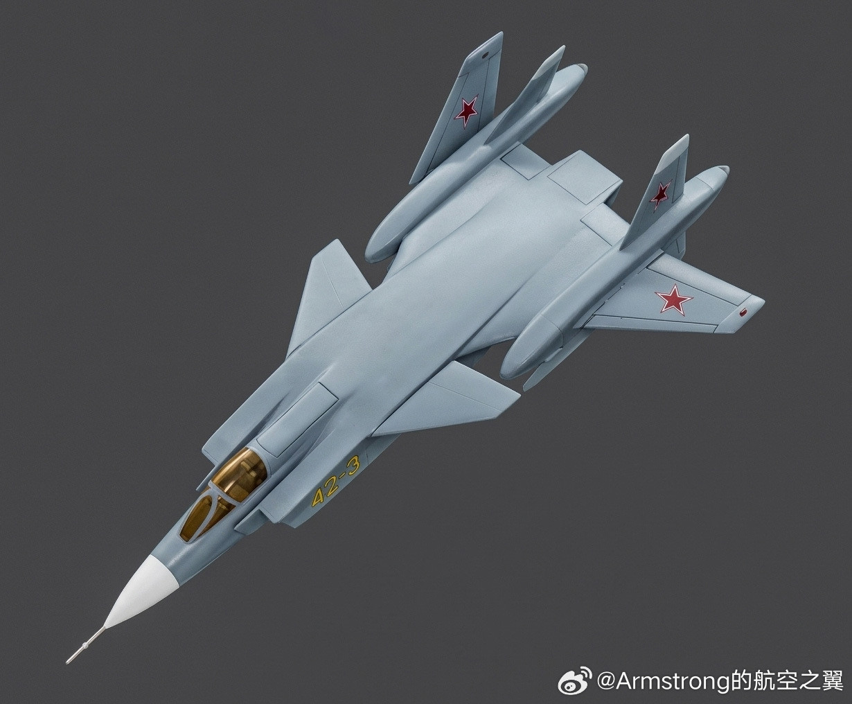 烽火问鼎计划每天认识一件新兵器雅克设计局三型舰载短垂战斗机概念。最左侧的是似