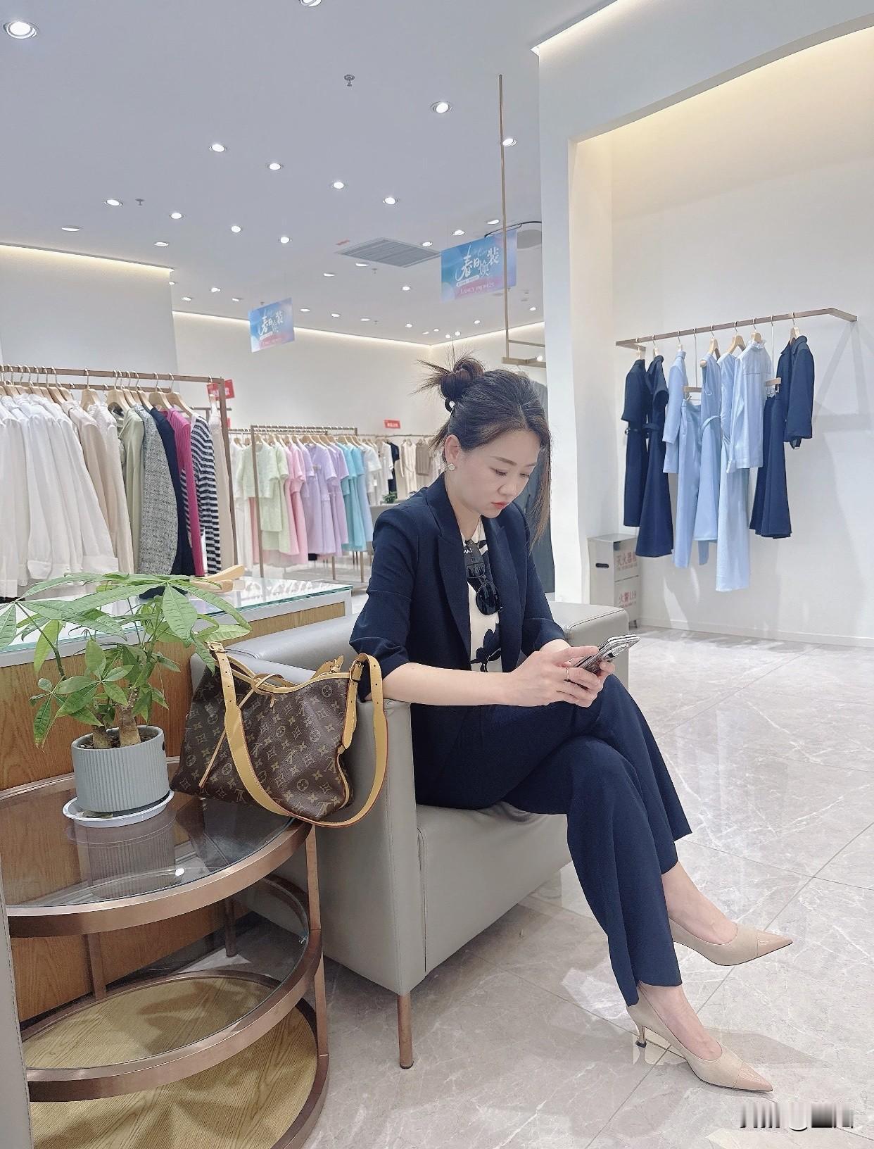 你心目中的美女是什么样子都市时尚风，Lancy品牌街拍，自信满满！