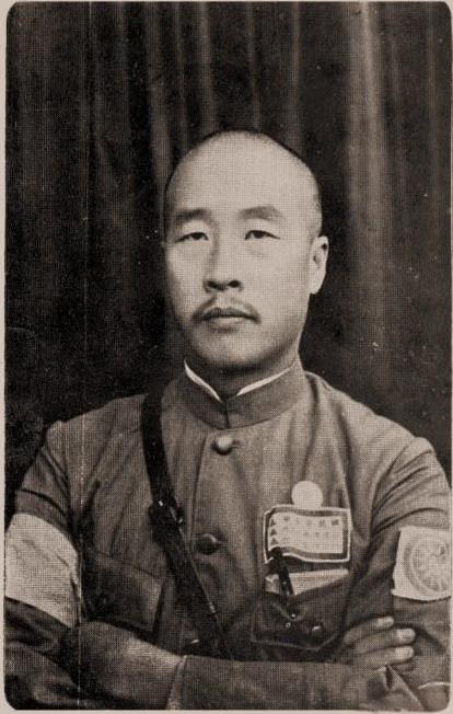 1938年1月，郑洞国带兵包围了韩复榘妻子高艺珍的住所，高艺珍说：“郑师长，我男