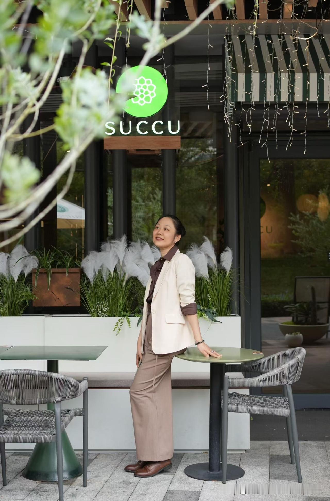 今年51啦，退休一年多，每月退休金就2300块～不多但够花，不想再出去辛辛苦苦