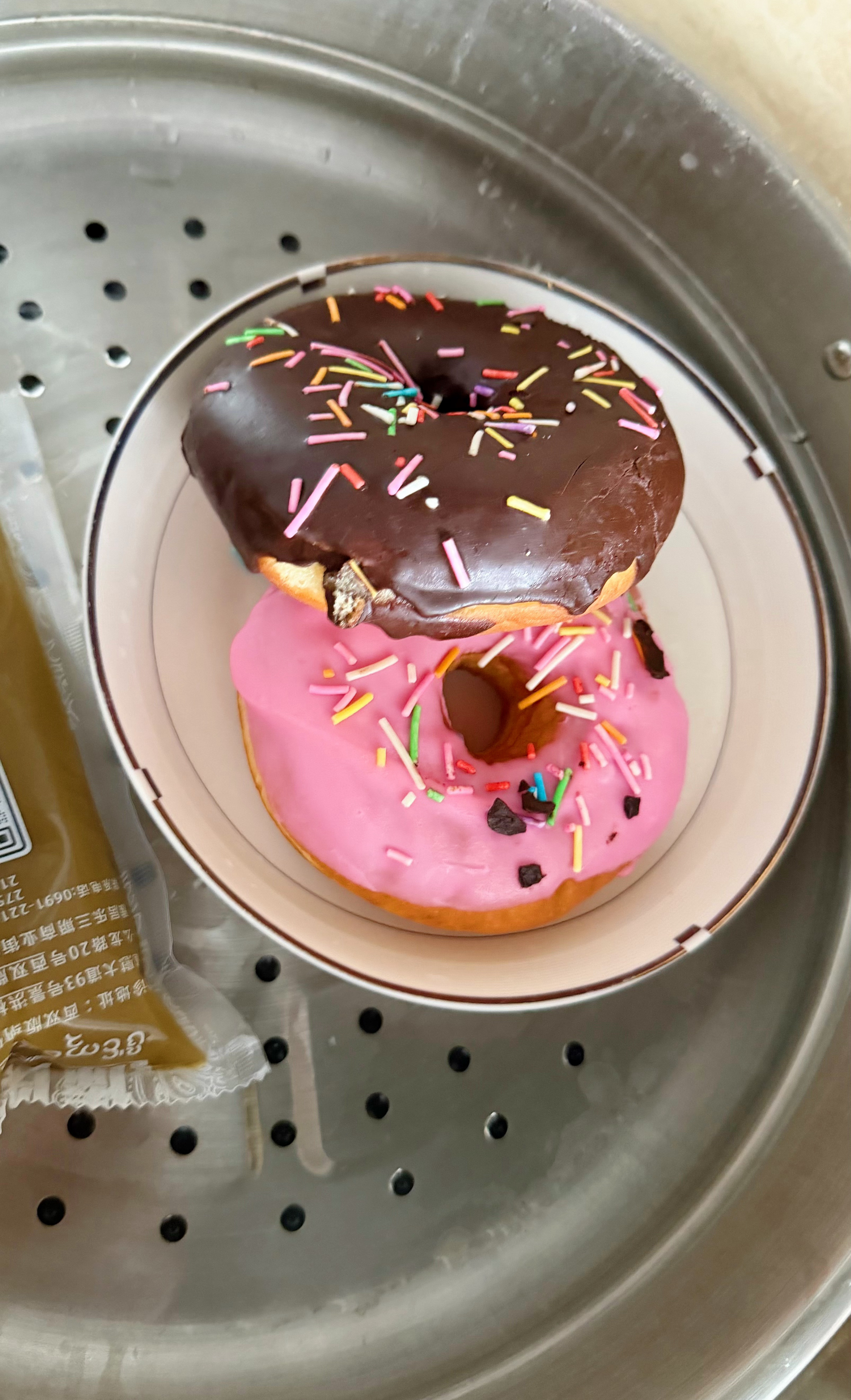 好像每次去泰国回来都会在机场或购物中心店买盒KrispyKreme甜甜圈，但我