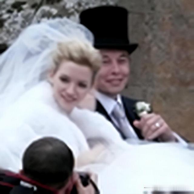 马斯克和第二任妻子婚礼进行时两人坐在车上笑容满面。他们之间还是爱过的，两结两离。