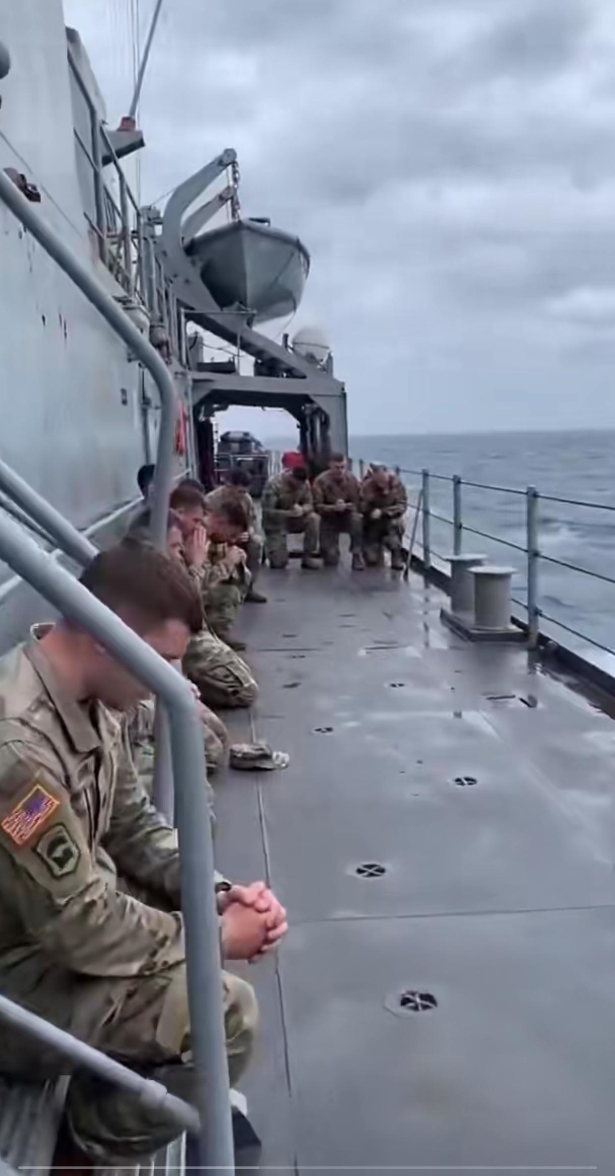 美国大兵不用跪拜了，即将和家人说拜拜了。以前的美国靠自己的信心，现在的美国靠运气