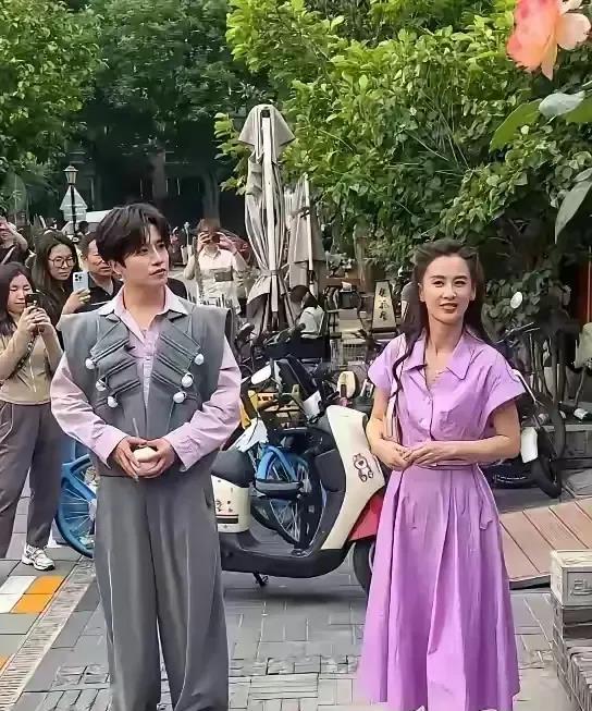 摄影师该下岗了这拍照水平还不如我，你看把美女拍成啥样了。