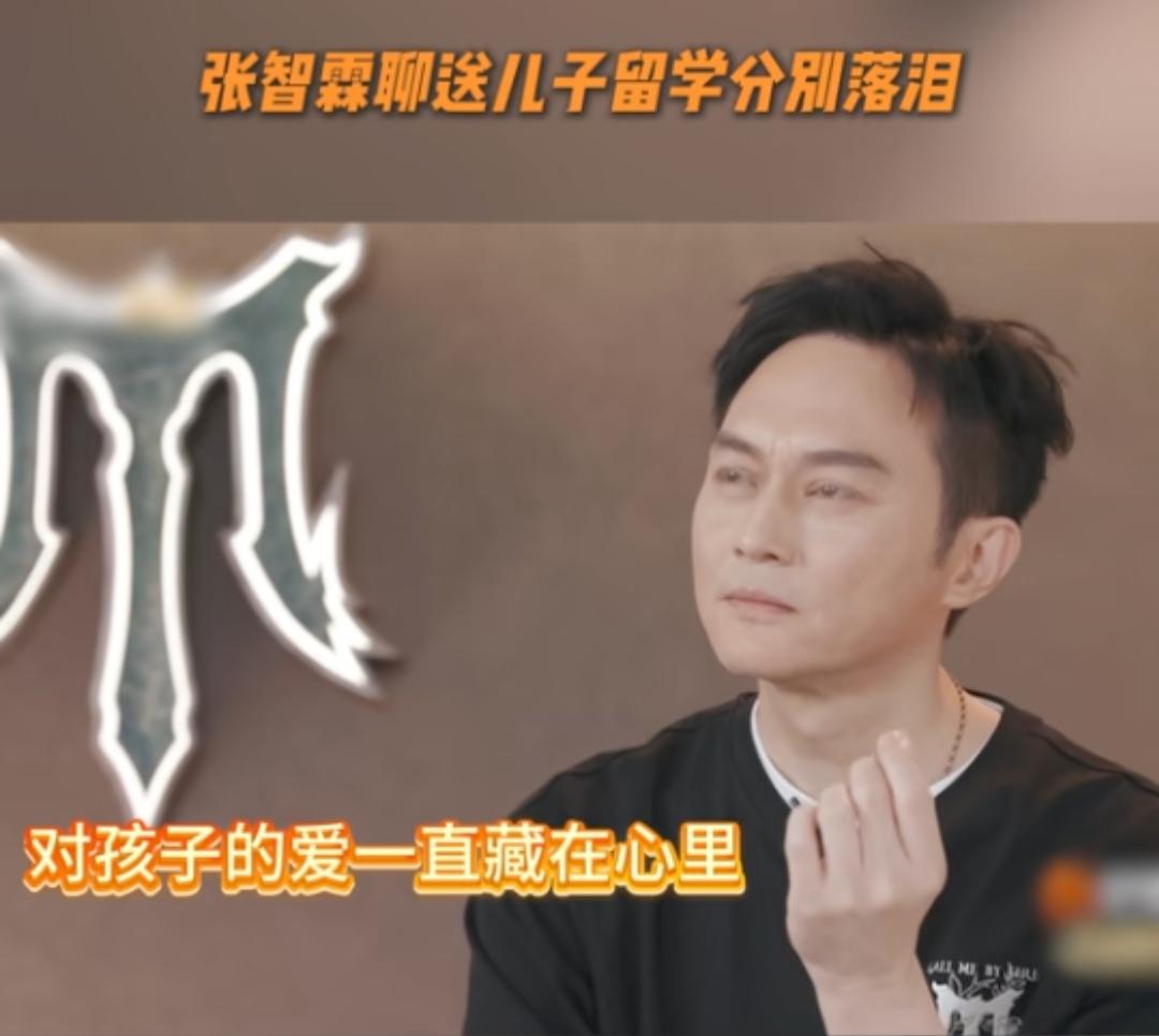 张智霖为了《披荆斩棘2025》，狠心送儿子张慕童去英国留学，在机场比孩子先走。分