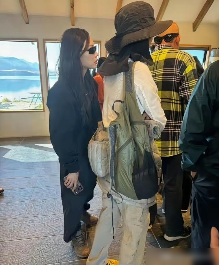 金晨在新西兰皇后镇被怼脸拍，素颜，剪刀手，笑得没心没肺。灰色羽绒服裹着，黑毛线帽一压，整个人松弛得跟