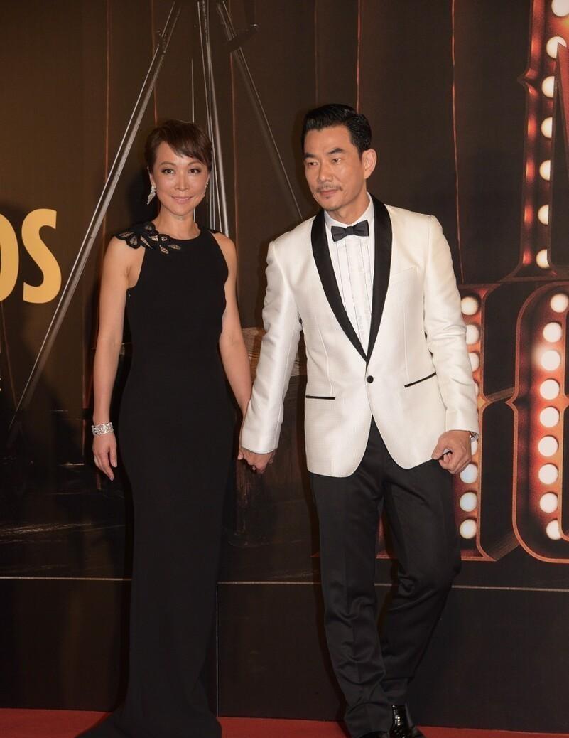 任贤齐首次携妻出席活动，妻子温柔贤淑，当年妻子一人打三份工，只为满足任贤齐的音乐