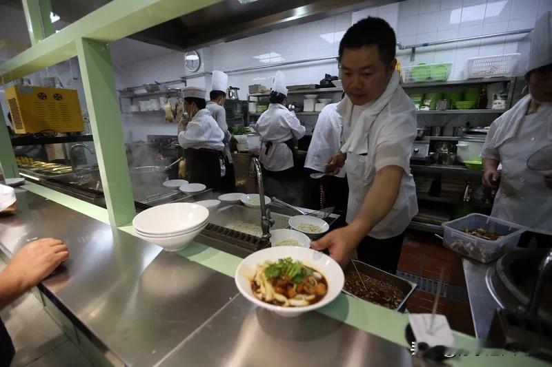 经济越差,面馆越多,这现象还挺有意思。经济不好,消费降级,大家花钱谨慎,吃饭更倾