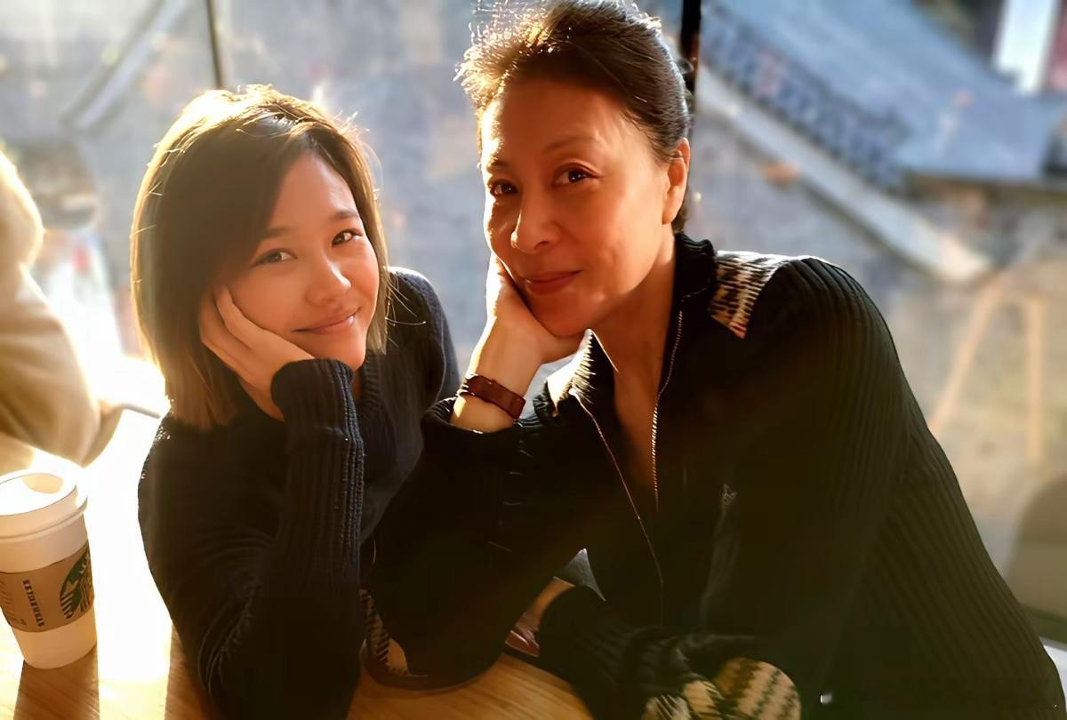 岳红带着闺女岳以恩又上新剧《四喜》，这回她演童瑶的婆婆。母女俩在现实题材里发光