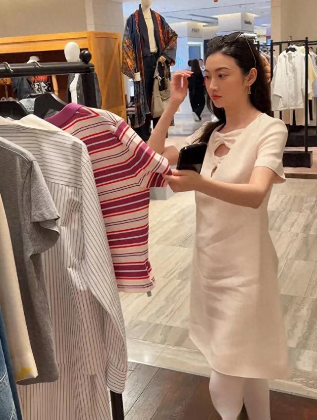 景甜逛街vlog曝光，白裙搭配白丝小白鞋，穿搭引网友热议说起景甜，早年出道