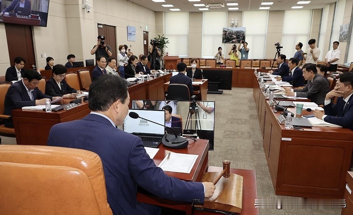 15日，韩国国会国防委员会就安圭佰国防部长候选人的人事听证会引发朝野激烈冲突，双