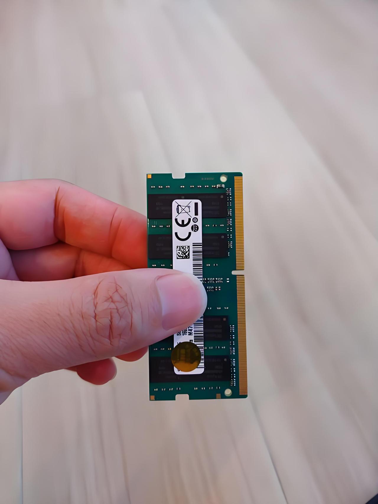 现在内存条价格真的崩了吗？我只能说，崩个啥了！你记着，就按16G单条当标准来看：