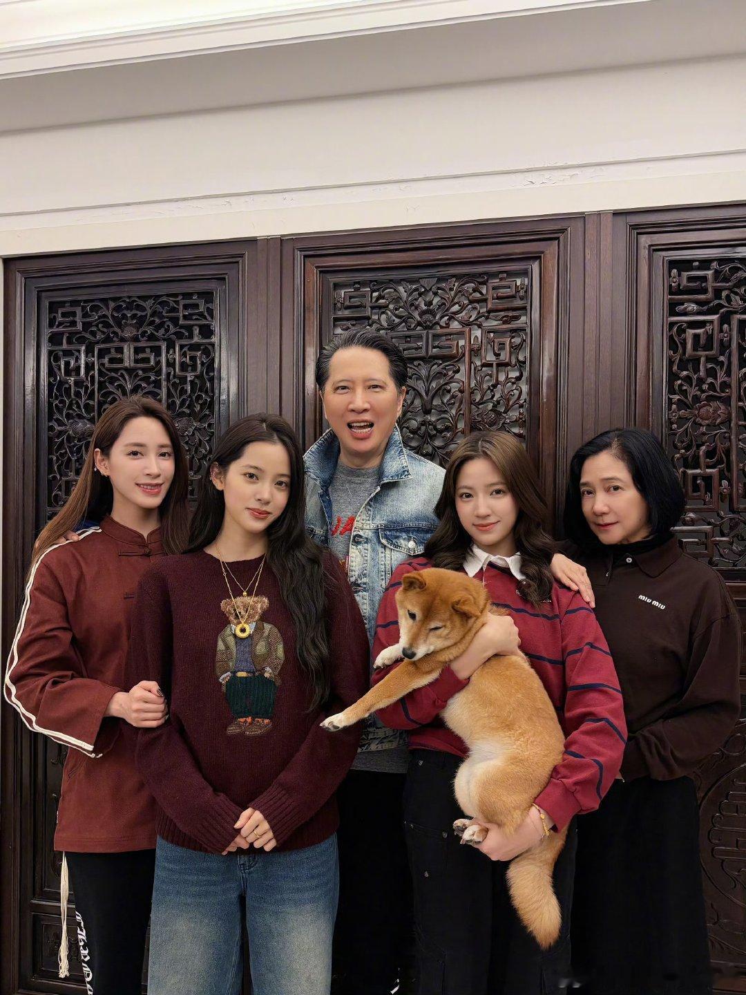 欧阳娜娜晒新年全家福欧阳娜娜晒新年全家福，娜比就这样萌萌的～欧阳娜娜晒红包