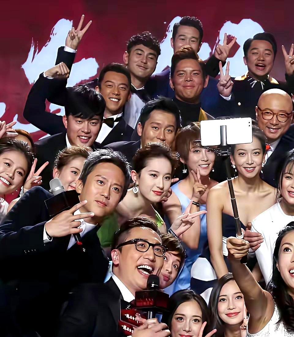 孙俪站哪儿都是C位，这事儿真不是玄学。你看她合影，哪怕缩在角落，眼神扫过去第一