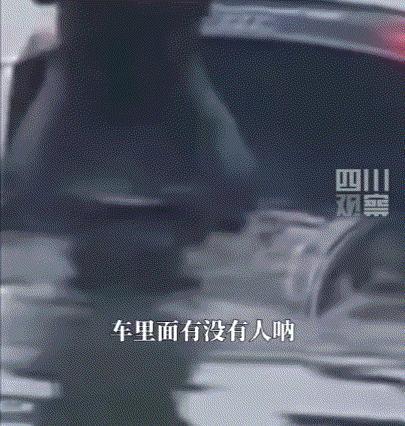 有勇有谋！10月14日江苏泰州海陵区，一辆小车意外坠河，后迅速下沉，很快就只剩车