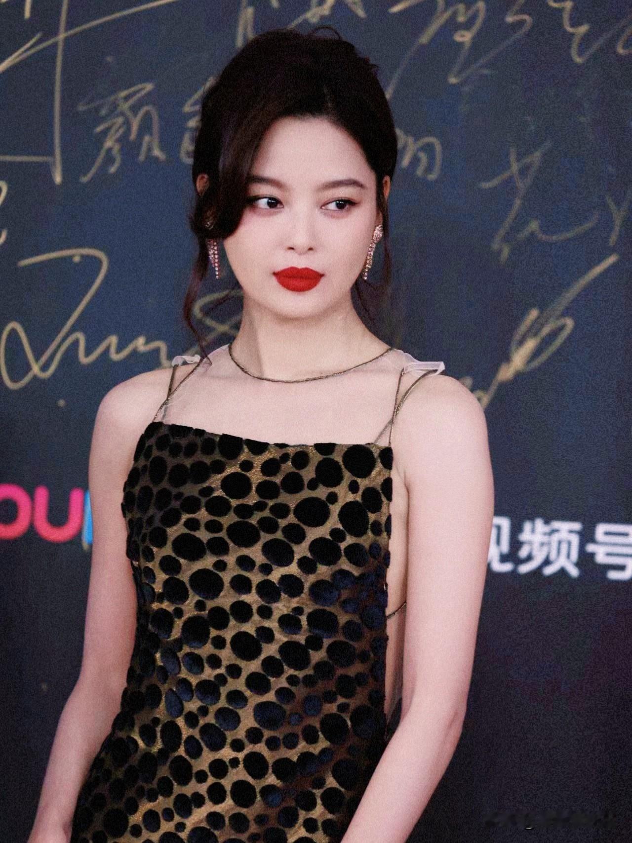 今年微博之夜c位没有给杨幂，也没有给肖战，而是给了今年拿了威尼斯影后的辛芷蕾。