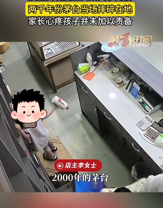 “亏大了！”7月27日报道，河南周口，一男孩踩着酒箱子，自己爬到酒架旁边，随手抓