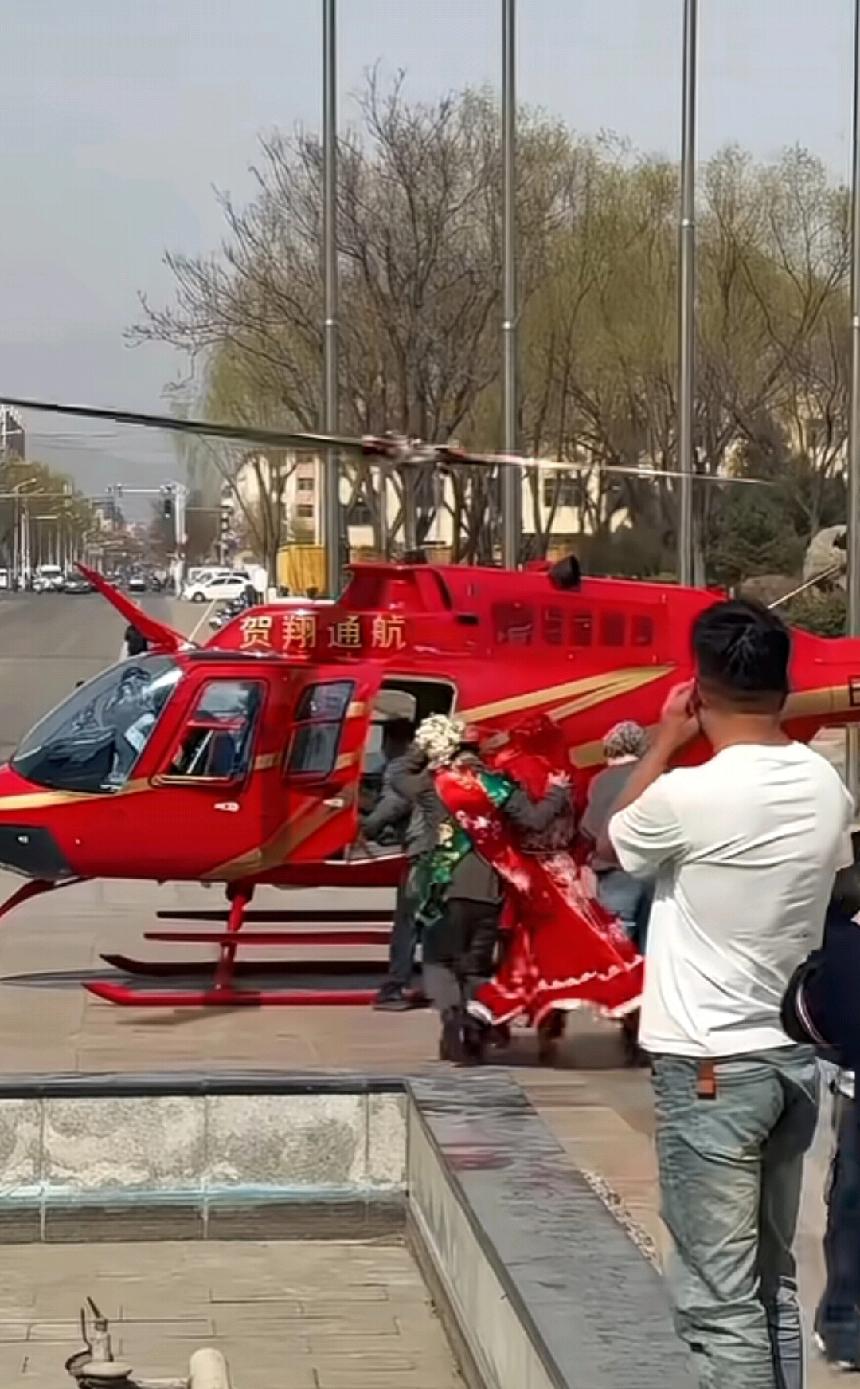外面的世界已经发展成这个样子了吗，结婚头车不选豪车了，直接上直升飞机，真是太有实