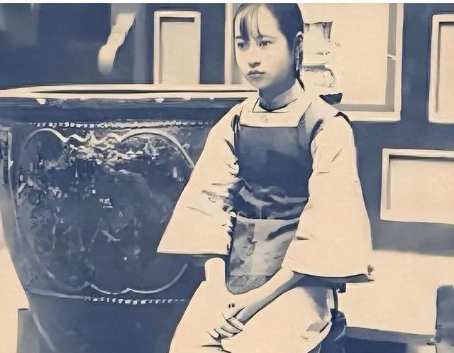 1904年，通房丫头李氏，站着侍奉丈夫与正妻长达33年，这日，她正在盛饭，谁知，