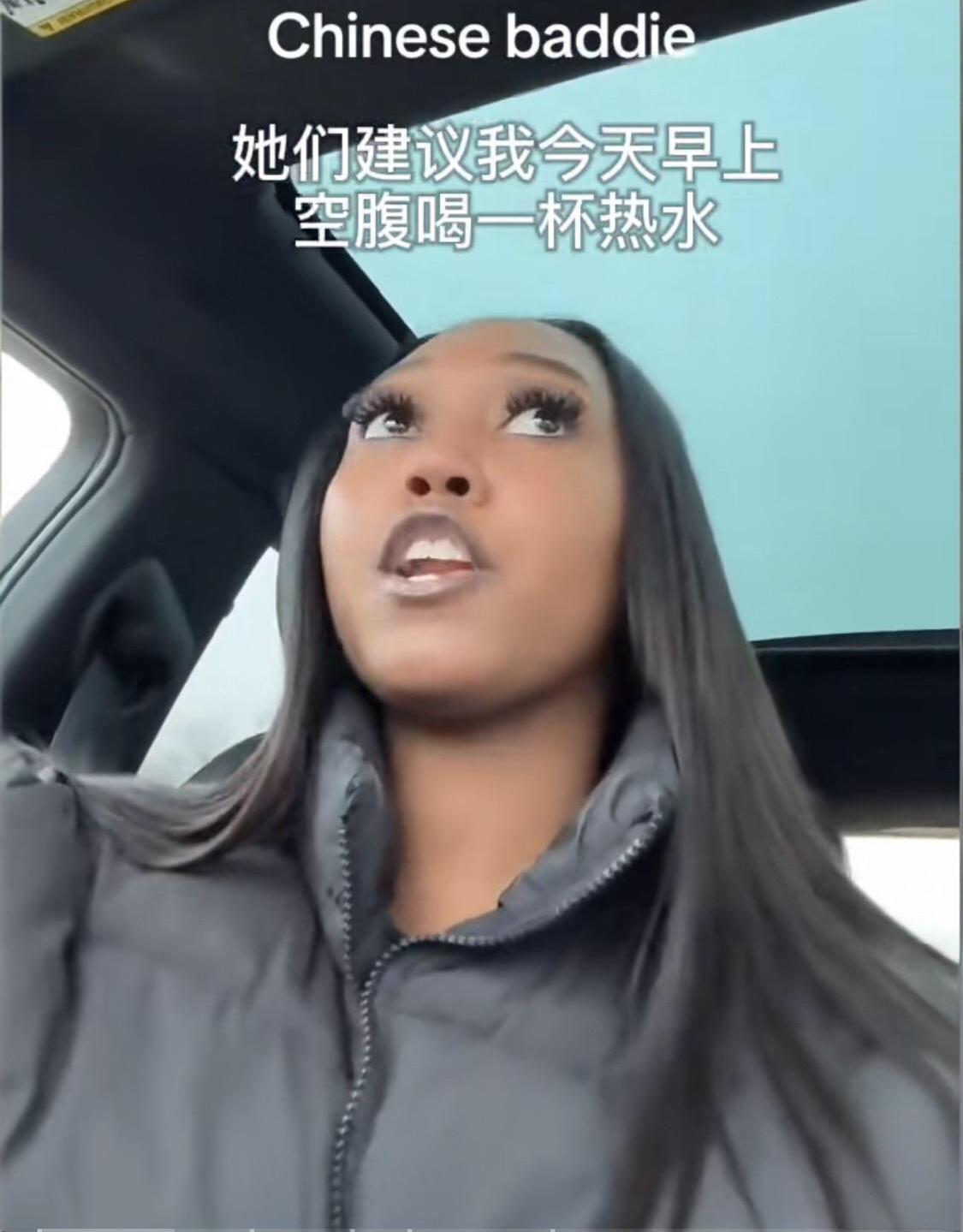 “争当中国人”！近日，一位美国姑娘，她在网上听从中国网友的建议，早晨空腹起来喝