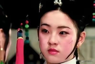 1875年，皇后阿鲁特氏被慈禧囚禁，4天水米未进。奄奄一息之际，她收到了父亲崇琦