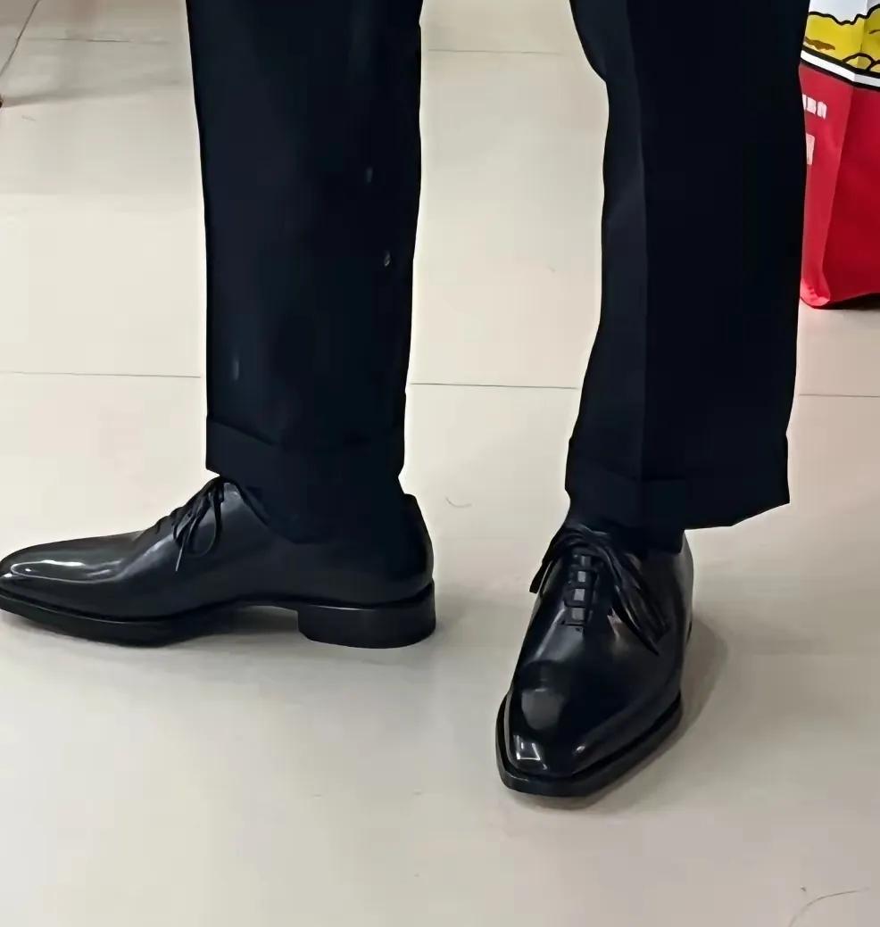 脚穿皮鞋，把衬衫扎进腰带里的男人，基本都是七十以上的。这样的男人，每天去市场买