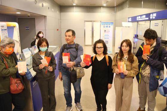 这就是中国格局！3月10日凌晨4时，搭载70余名台胞的MU704航班平安抵达