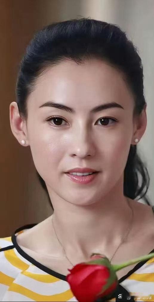 历经岁月沉淀，张柏芝依旧风华绝代，颜值气质在线，清冷倔强的氛围感独一无二。