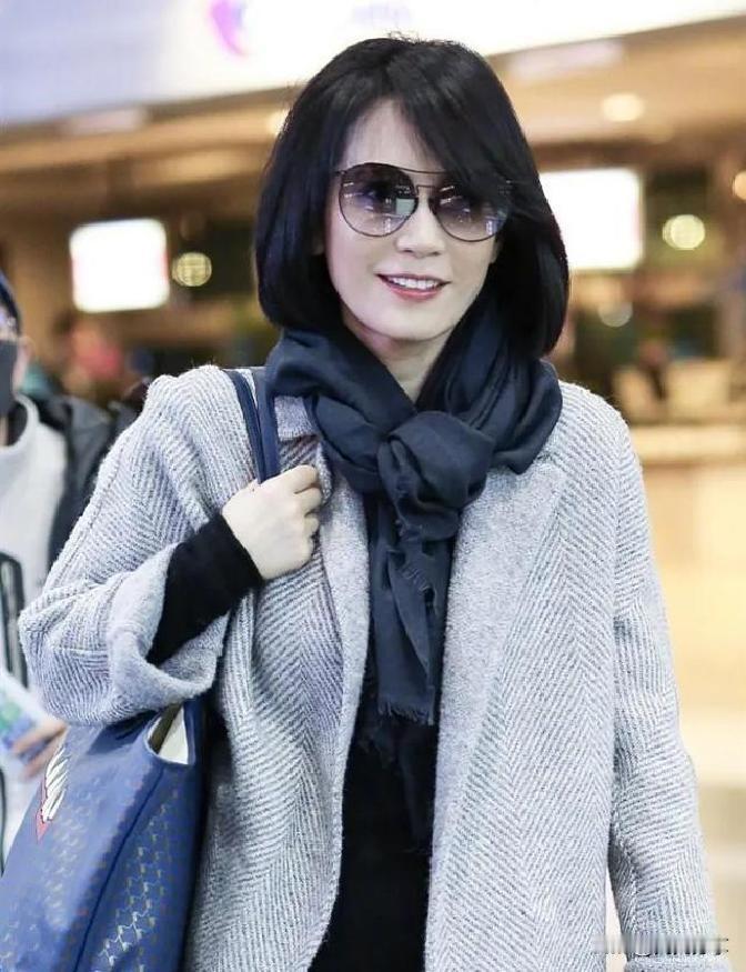 54岁的俞飞鸿最近现身岚图泰山新车活动，一套冬日造型直接戳中中年女性的心窝子。外