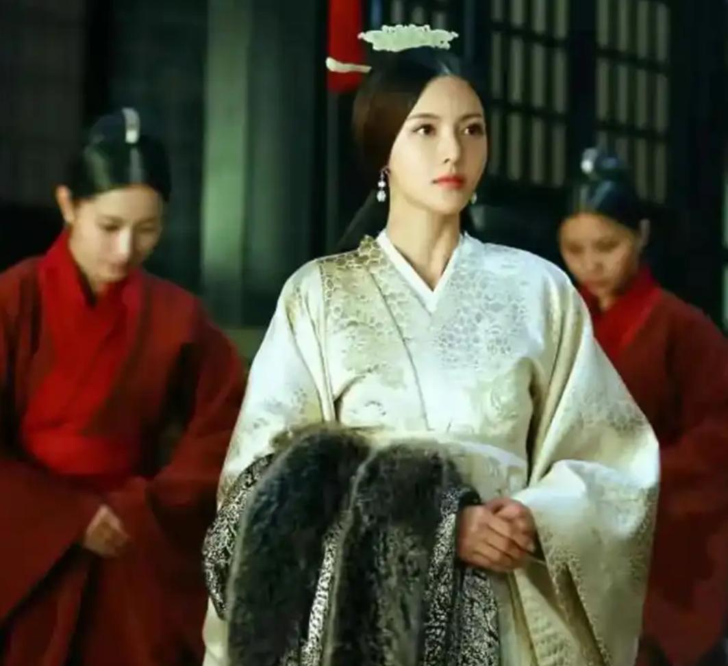 251年，孙权病重，年轻的皇后潘淑日夜照顾，疲惫不堪。一天夜里，几个宫女趁着潘皇