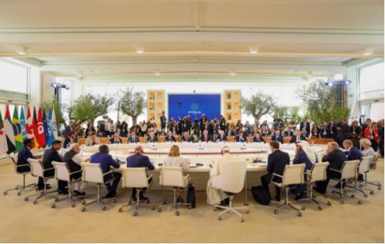 纽约时报说特朗普正在带着美国自杀!美国自二战以来80年的基业已经被特朗普在几个月