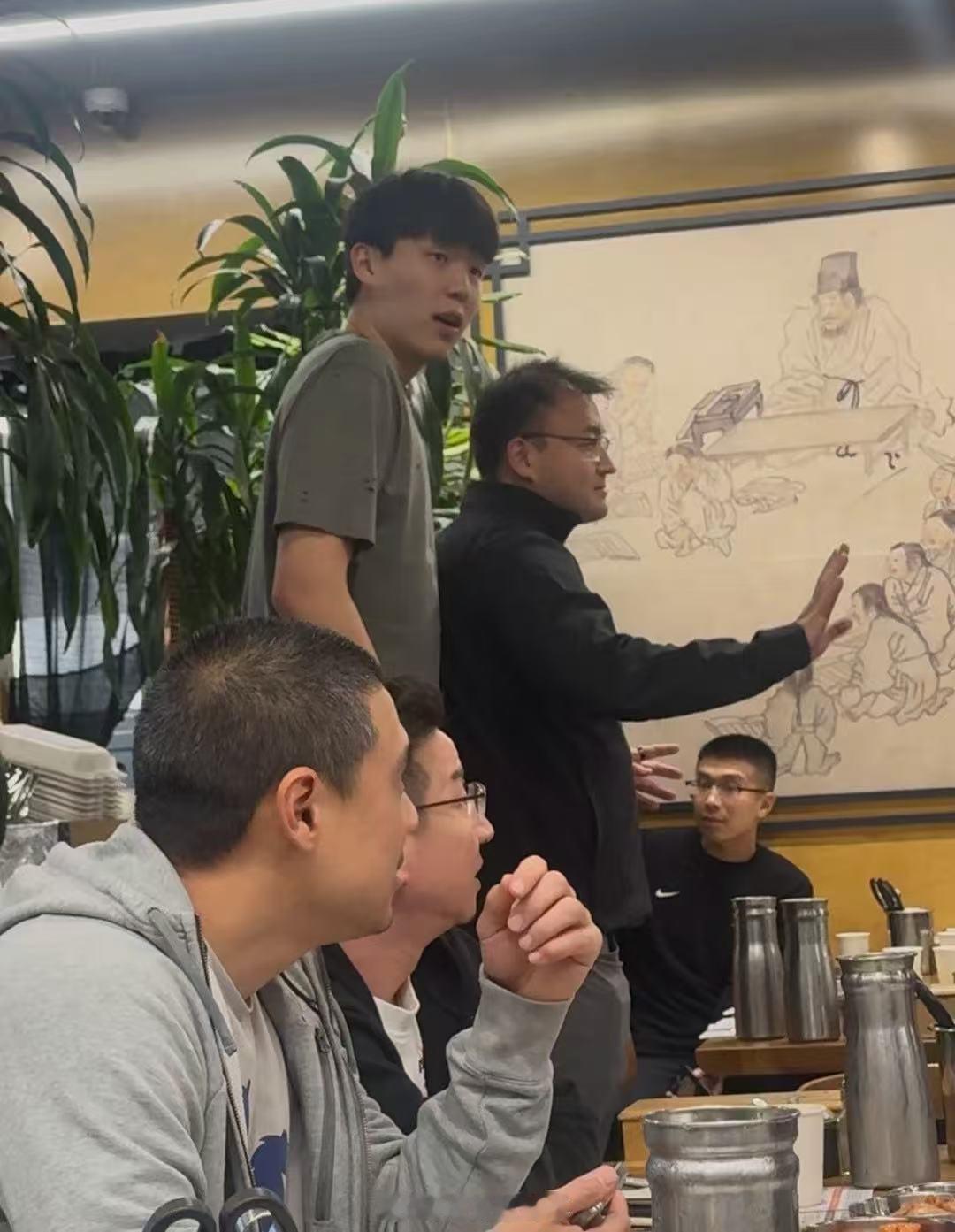 【队记回应杨瀚森被质疑发胖】队记回应杨瀚森缺乏职业道德争议10月30日，开拓者队