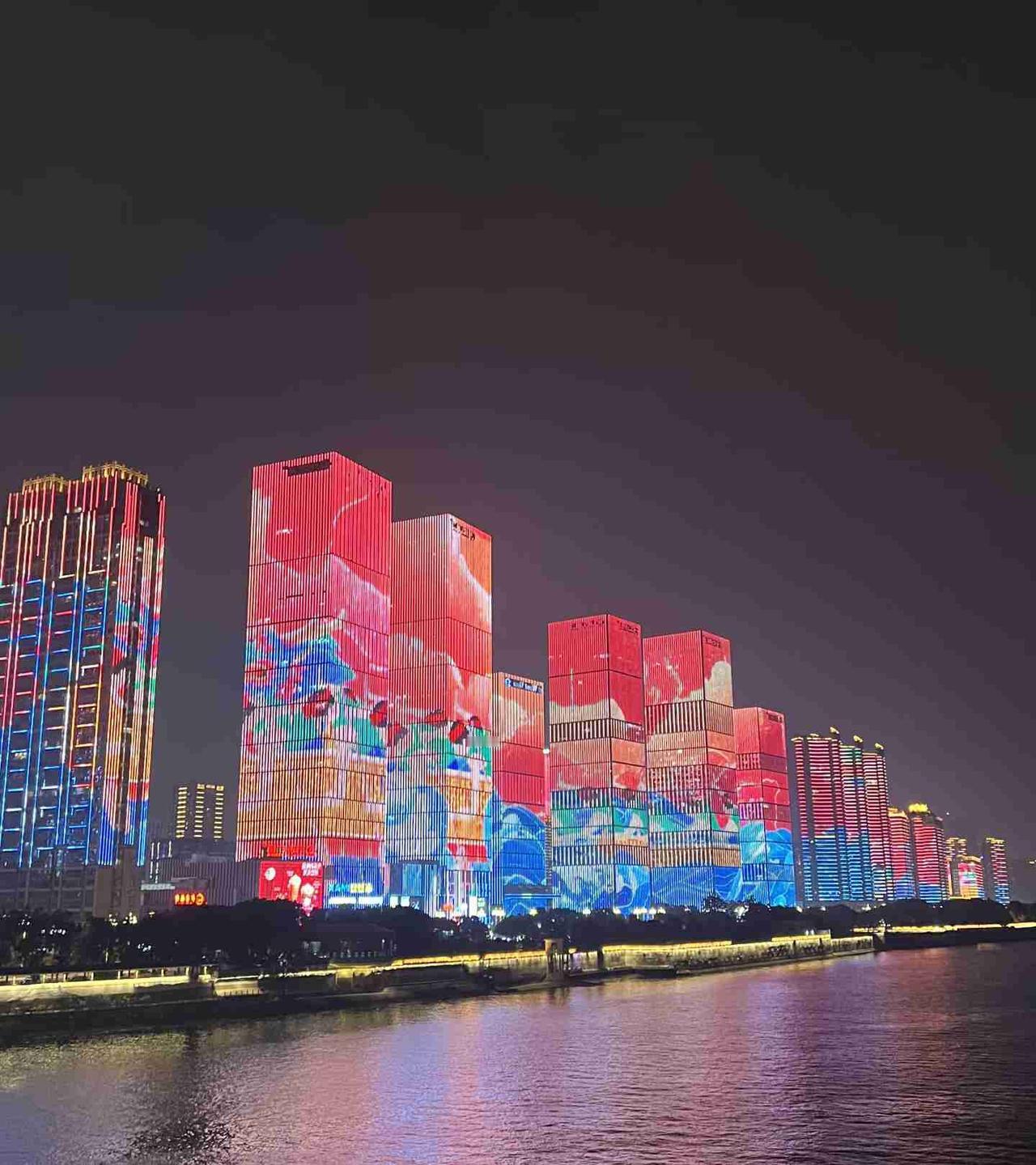 我的今日状态：😁轻松愉快我这里的天气：☀️晴天湘江的风裹着橘子洲的烟火气，