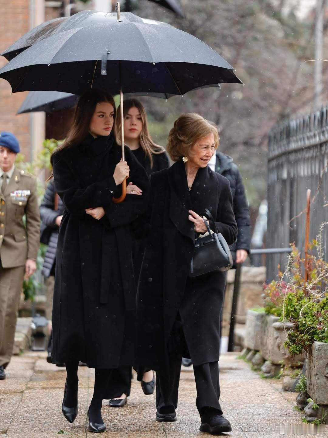 西班牙王室🇪🇸希腊王室1月17日，阿斯图里亚斯公主莱昂诺尔牵着奶奶索菲亚王