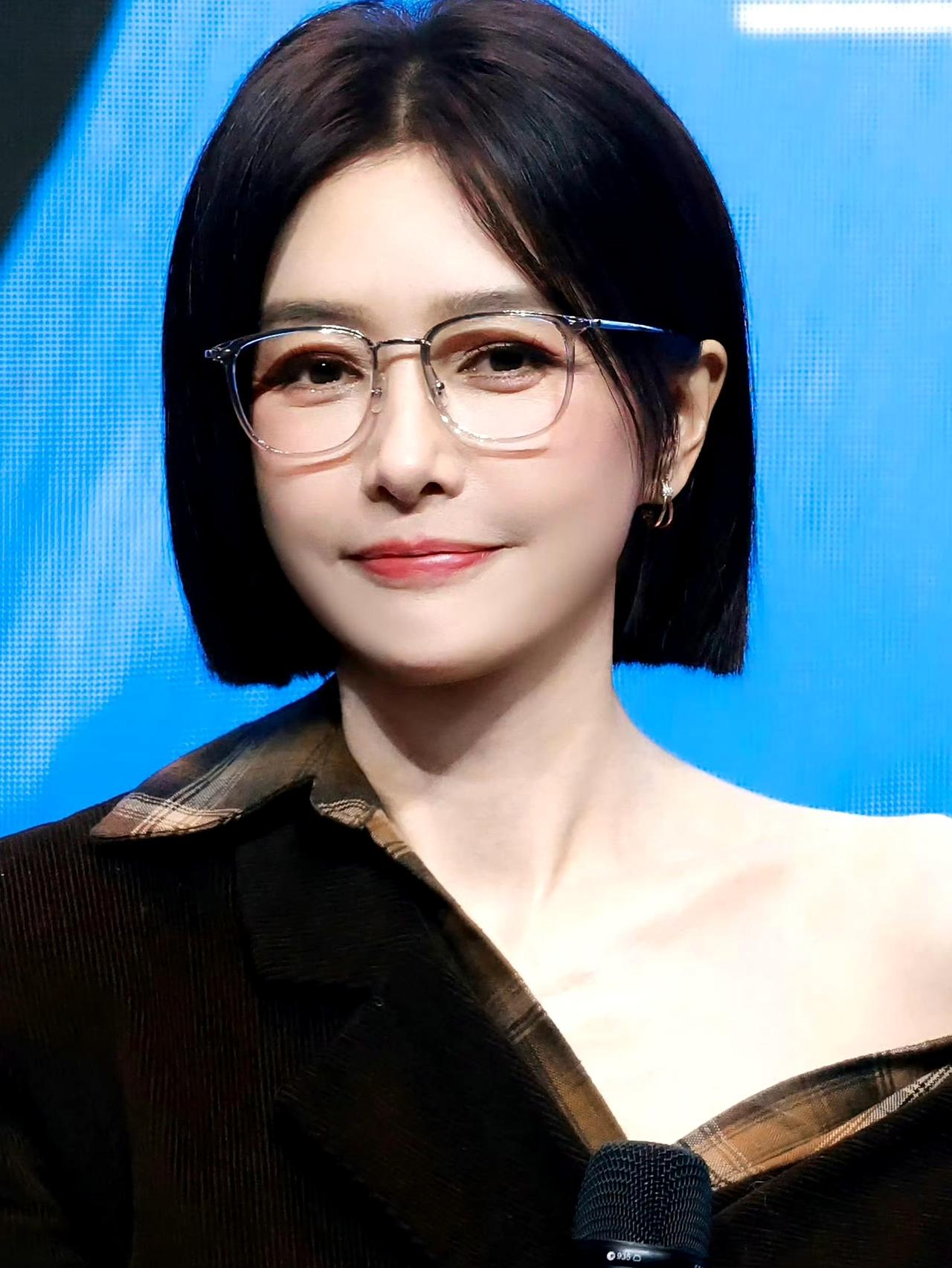 谁说秦岚只能是富察皇后？这组‘文艺创作者’写真，眼镜杀太绝了！秦岚高雅气质美女