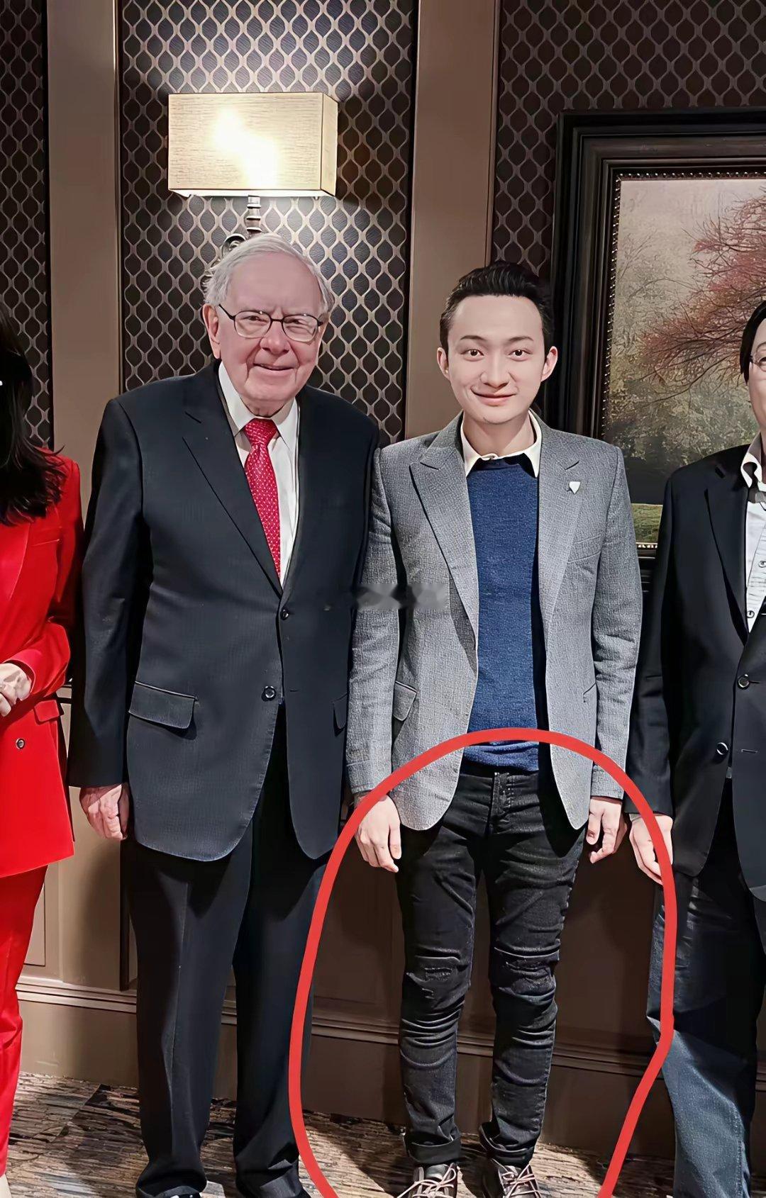 就看他跟巴菲特吃饭穿的这个紧身裤，就知道他是真的很抠搜！​​​​