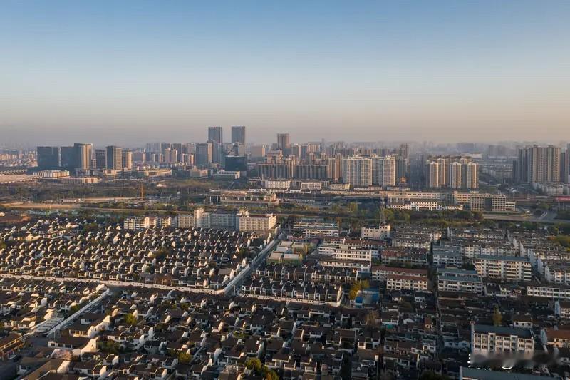 苏州楼市：放眼全国各大城市楼市调整周期，苏州的韧性肉眼可见。对比2023年1