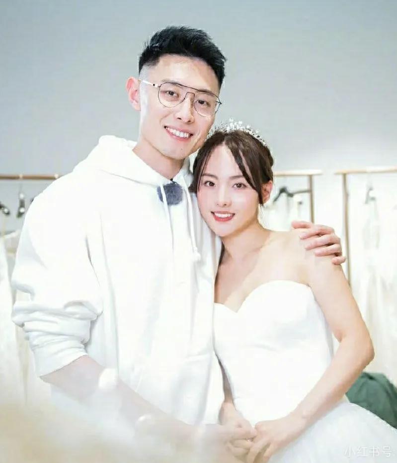 买超也是深爱过张嘉倪的吧，出门推行李箱，都让张嘉倪坐行李箱让，自己负责推行李箱。