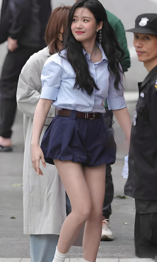卢昱晓的腿型太标准了吧？肉肉的太漂亮了​​​