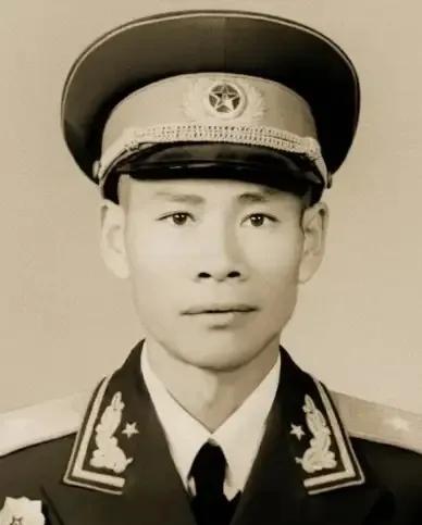 1969年，一个副军长彭思忠去西安热电厂视察，陪同的厂长在后面点头哈腰。结果，这