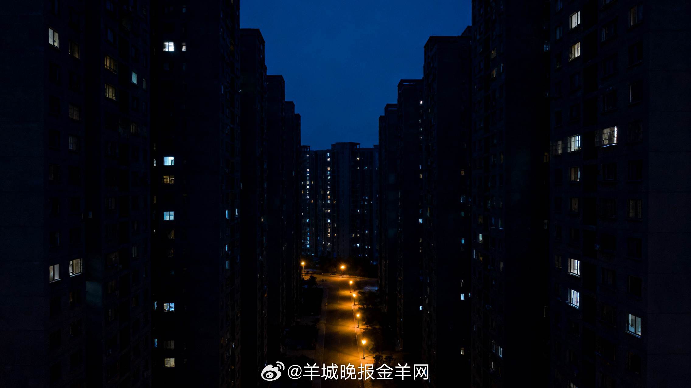 #晚安#远处的灯火渐渐稀疏，像有人一颗一颗熄灭了蜡烛。白天那些吵吵闹闹的念头，也