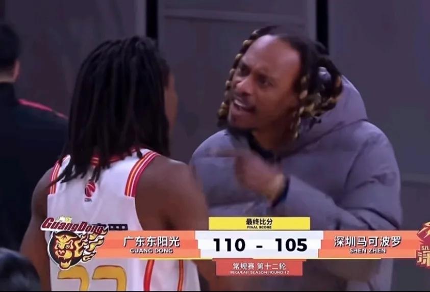 麦考尔跟深圳小外史密斯吵架。史密斯这场比赛相当出色，得36分5板9助攻。但凡表