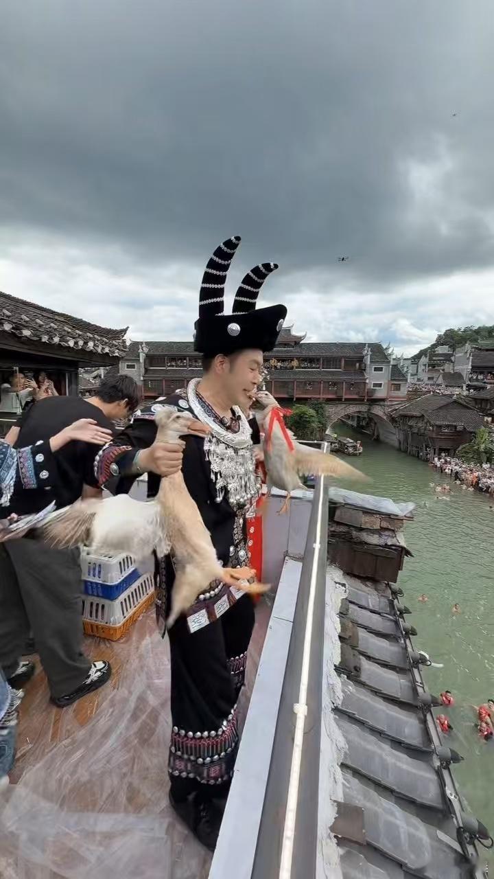 杜海涛也来凤凰古城抢鸭子大赛了湘西女婿杜海涛来凤凰古城湘西女婿杜海涛打卡凤凰古城