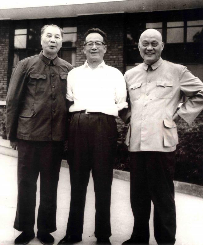 1981年在福州合影。左边是开国上将杨成武，福建长汀人，中央红军走出的老红军，当