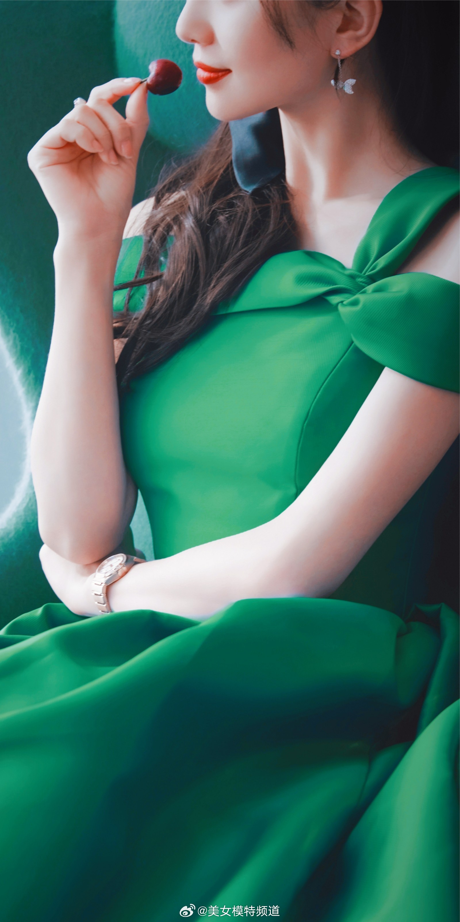 刘诗诗卷发红唇