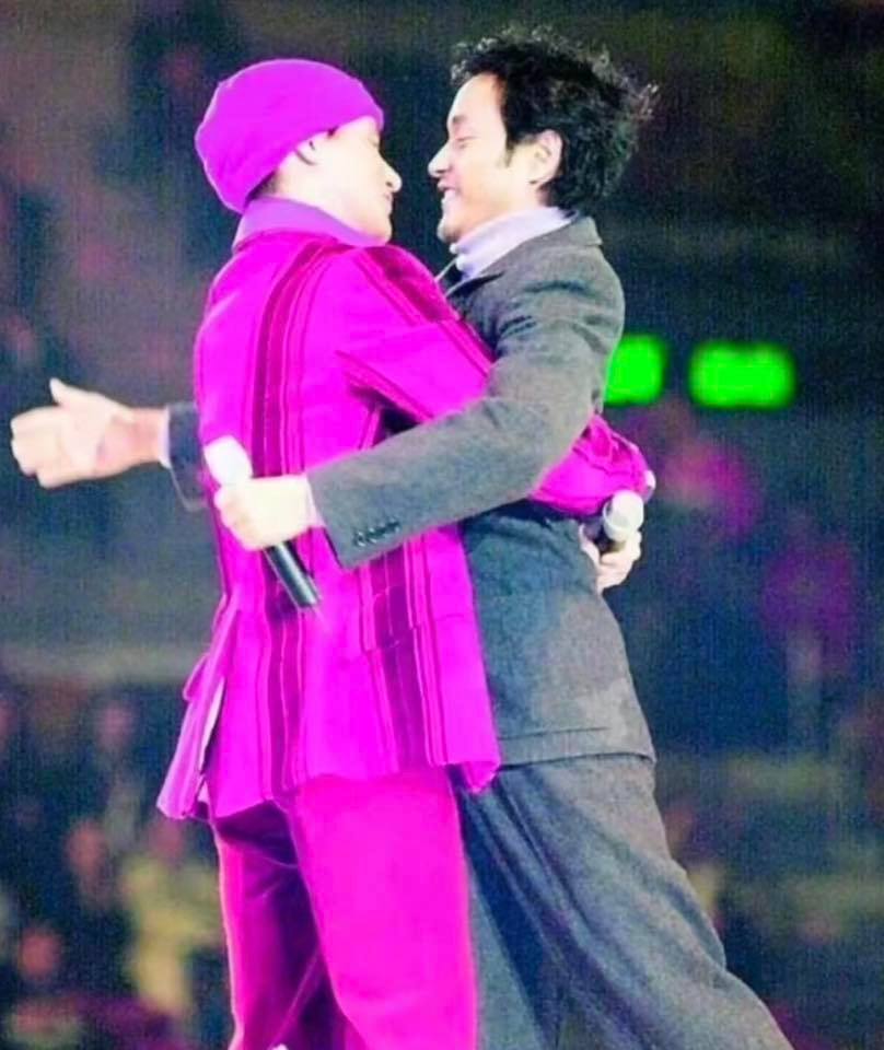 在张学友眼中，张国荣是一位如同亲哥哥般温暖、亲切且乐于提携后辈的良师益友。他不仅